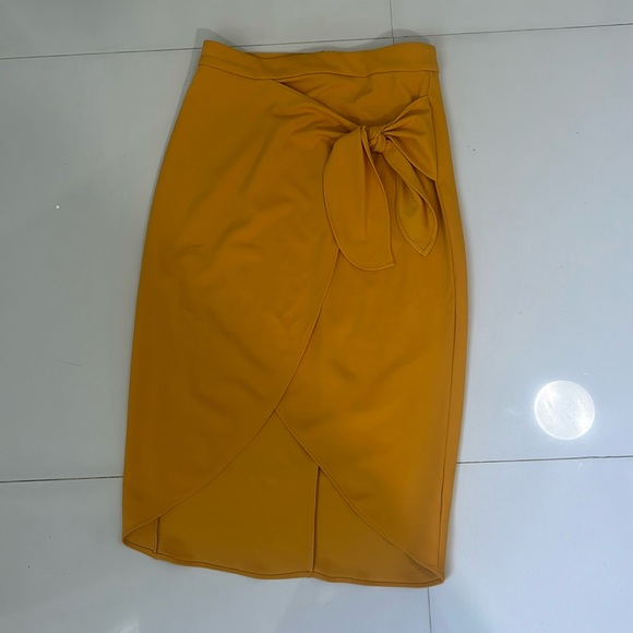 Mustard yellow skirt - Picture 1 of 3